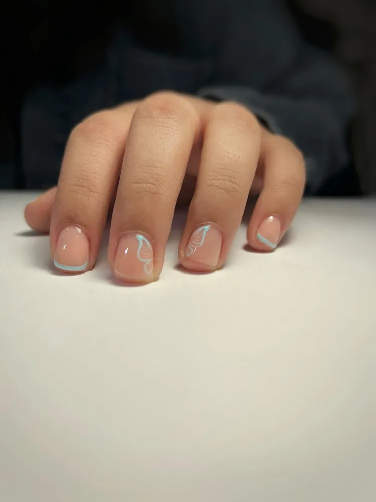 french ongle carré arrondi ongles en gel tendance 2023 nail art bleu