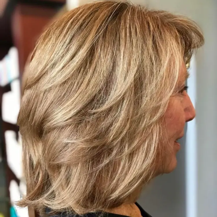 idée coupe cheveux mi longue dégradée femme 60 ans coloration blonde