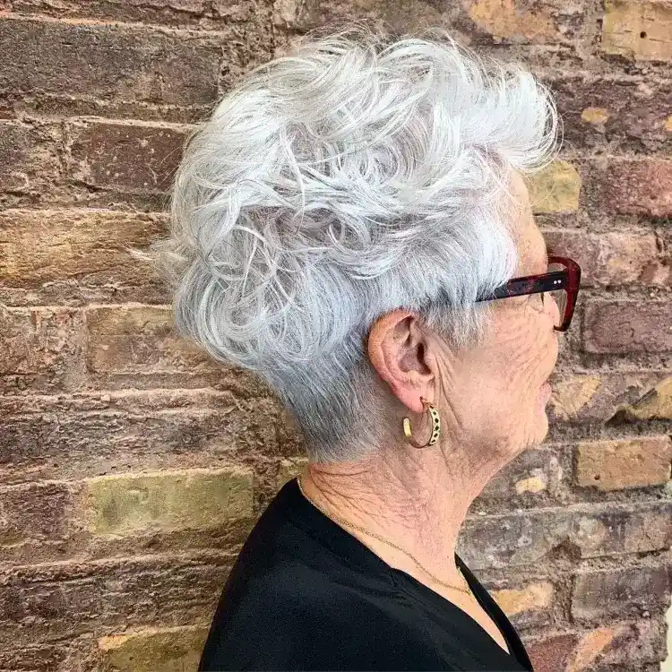 idée coupe pixie avec frange femme 60 ans cheveux ondulés blancs