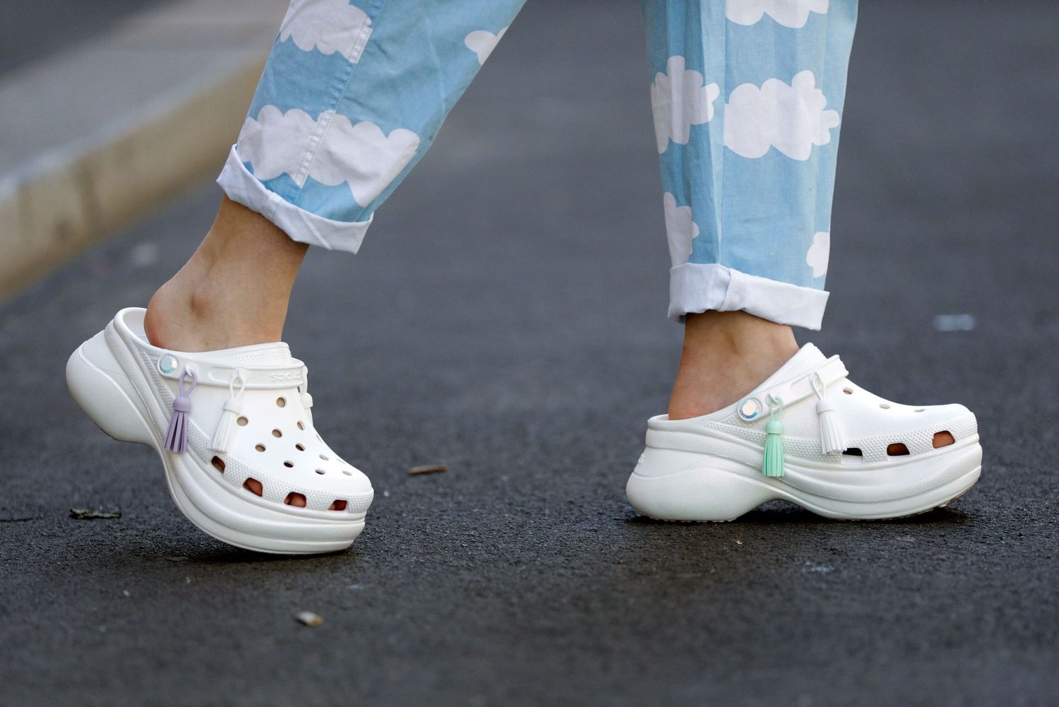 idée tenue été avec mom jeans sandales tendance 2023