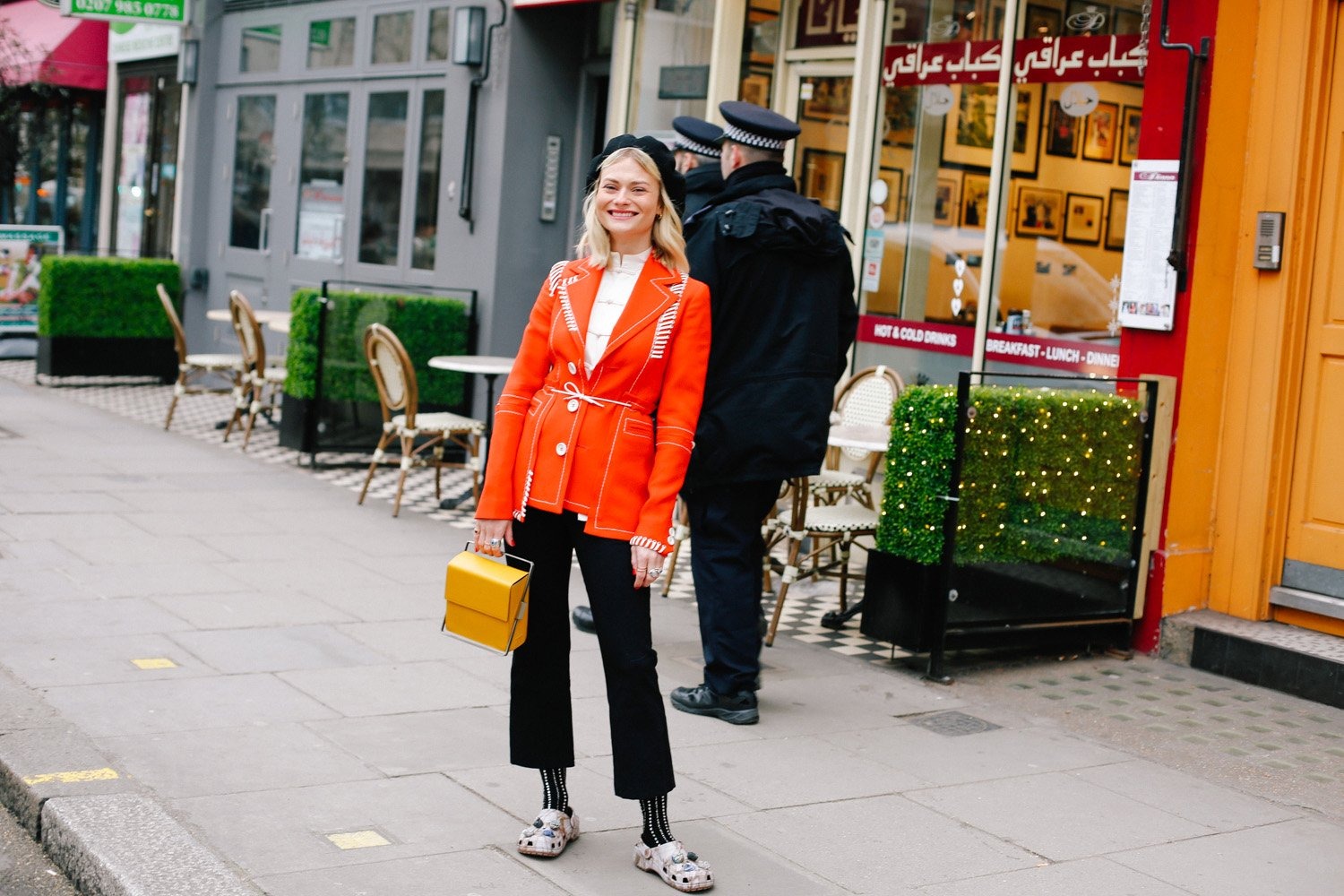 idée tenue été femme orange chaussures plates