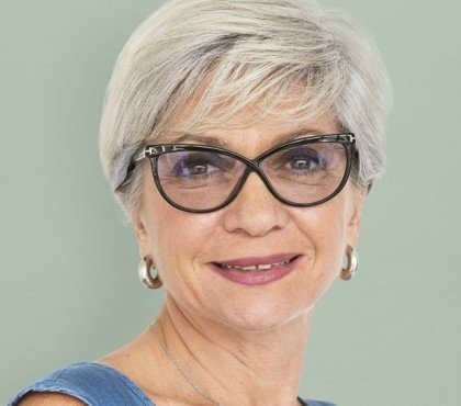 idées coiffure coupe cheveux gris blancs femme 50 ans avec lunettes frange cheveux fins epais visage rond