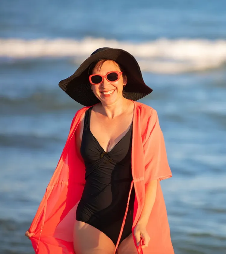 idées tenue de plage femme 60 ans maillot de bain une pièce lunettes de soleil capeline tendance 2023