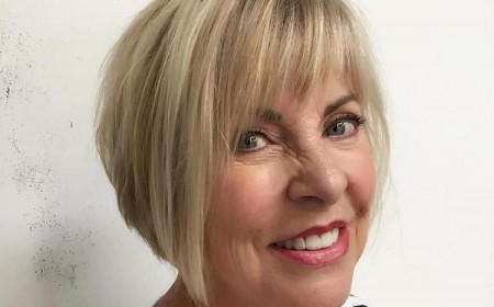 meilleures idées coiffures antiage coupes courtes femme 2023 tendance coupe de cheveux 50 ans avec frange latérale en dégradé sur le côté