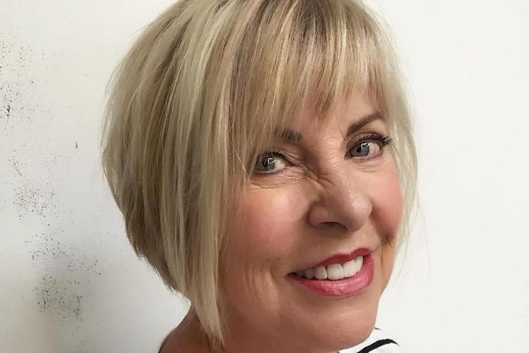 meilleures idées coiffures antiage coupes courtes femme 2023 tendance coupe de cheveux 50 ans avec frange latérale en dégradé sur le côté
