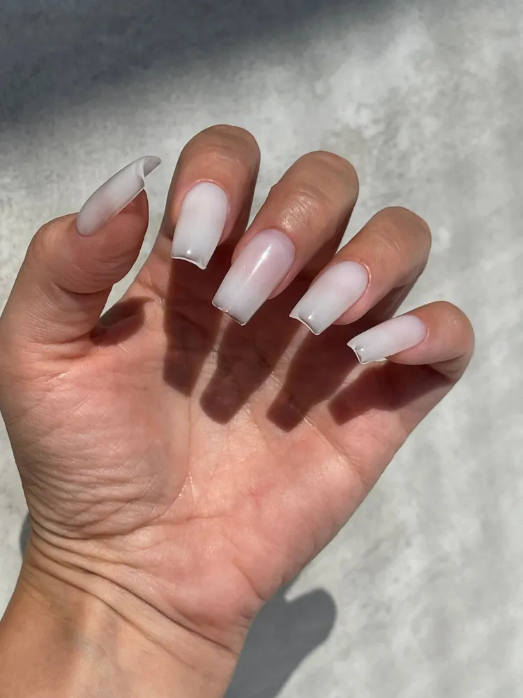 milky nails tendance manucure couleur vernis lacté ongles longs comment faire ressortir son bronzage peau dorée été 2023