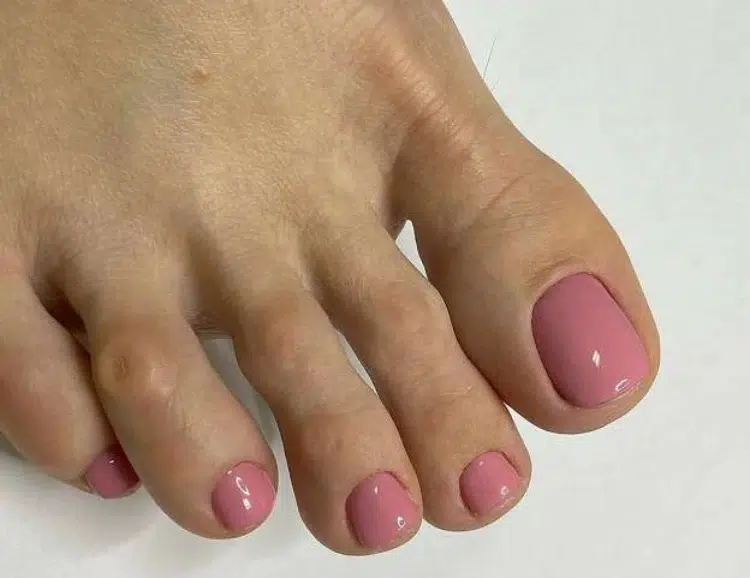 ongles pied de couleur rose poudré pour femme de 50 ans