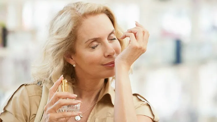 quel parfum pour femme 70 ans choisir pour se rajeunir en 2023 conseils meilleurs parfums femme agee