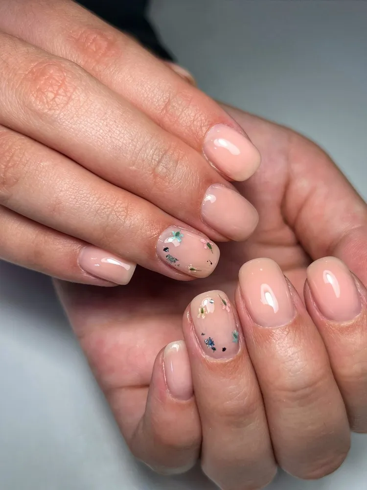 quelle est la meilleure forme d'ongle ongles carré arrondi court nail art nude manucure fleurs séchées