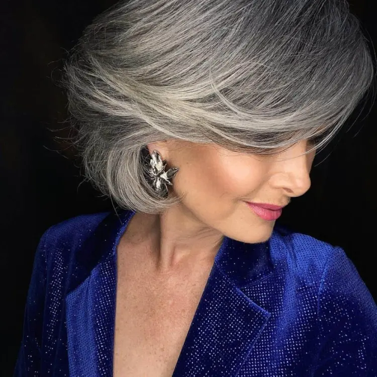 quelle frange après 60 ans femme 2023 cheveux gris
