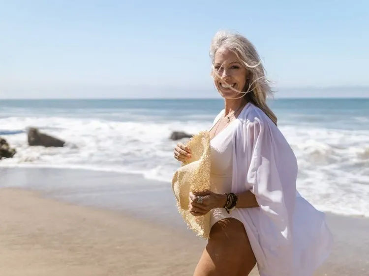 quelle tenue de plage pour une femme de 60 ans ou plus 2023 idées pièces basiques bord de mer vacances robe tunique pareo chemise