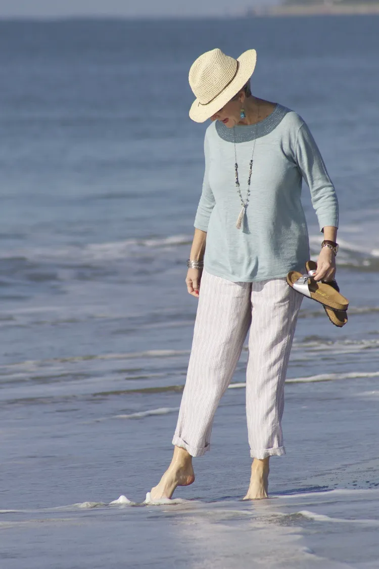 quelle tenue de plage vacances d'été femme 60 ans selon la morphologie idées pièces estivales tendance 2023 robe pantalon tunique couleurs imprimés