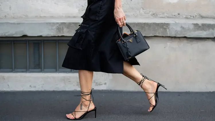 sandales à talon noir élégantes avec lanières tendance 2023