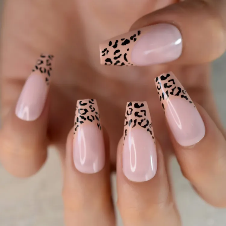 tendance manucure french nude motifs animaliers léopard nail art design à faire soi meme