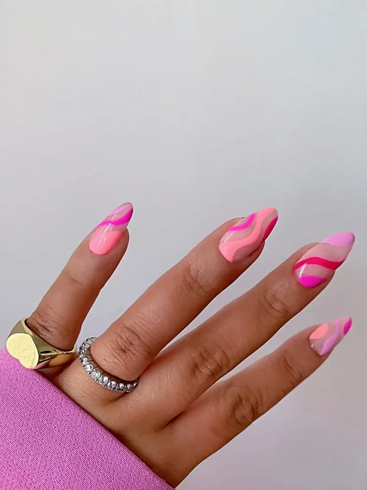 tendance manucure swirl nails couleur vernis rose neon pour faire ressortir le teint hâlé bronzage peau dorée