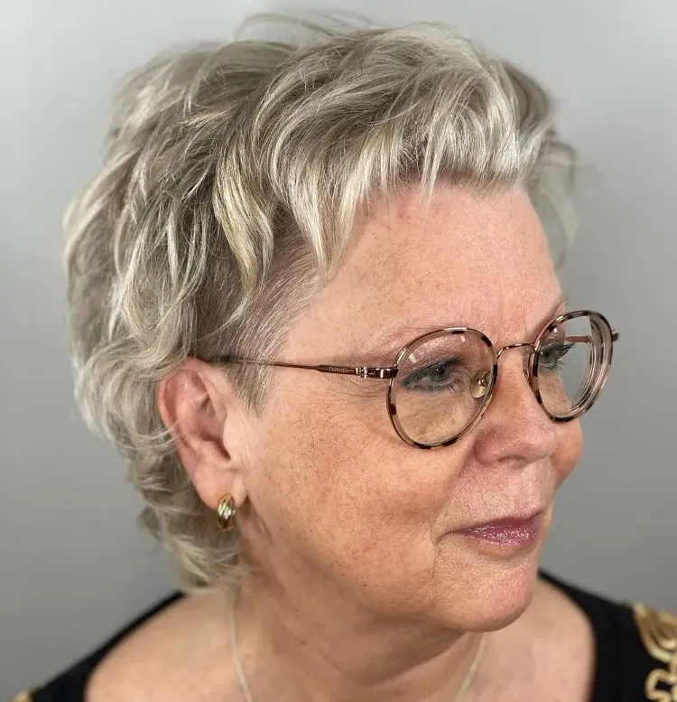 tendances coupe de cheveux gris blancs femme 50 ans avec lunettes visage rond cheveux fins courts
