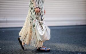 tenue été robe longue moderne sandales look tendance 2023