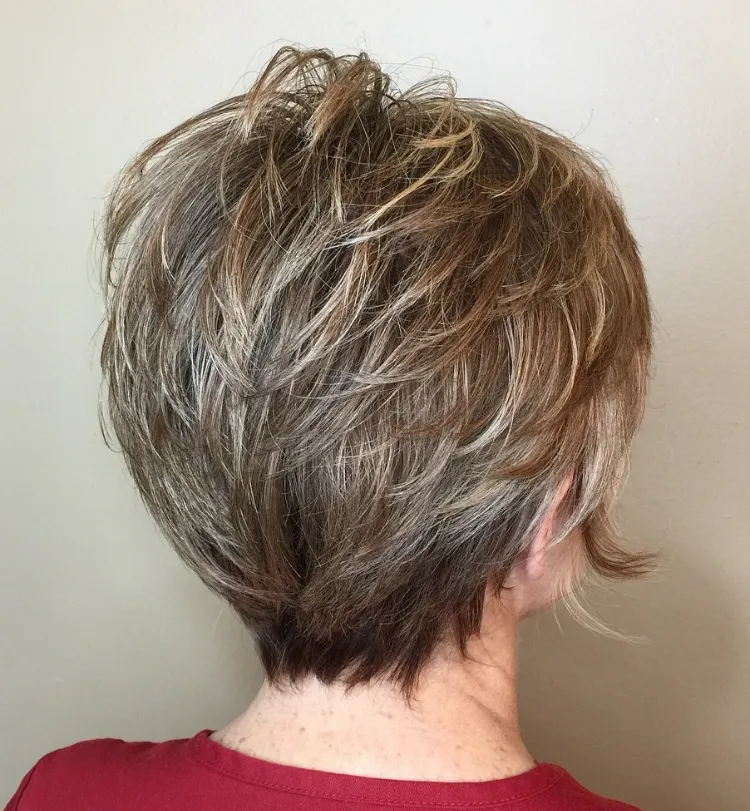 top coupe de cheveux court femme 60 ans avec mèches pixie long