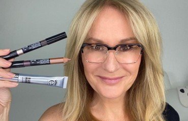 tuto video astuces comment se maquiller les yeux avec des lunettes apres 50 ans femme 60 ans
