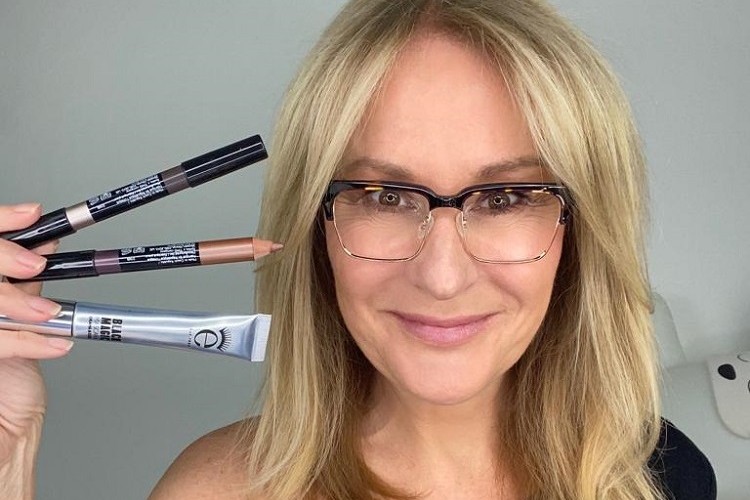tuto video astuces comment se maquiller les yeux avec des lunettes apres 50 ans femme 60 ans