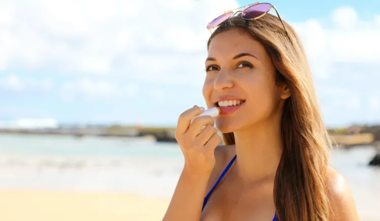 baume teinté ou un rouge à lèvres crémeux comment se maquiller pour aller a la plage conseils naturel yeux visage peau base