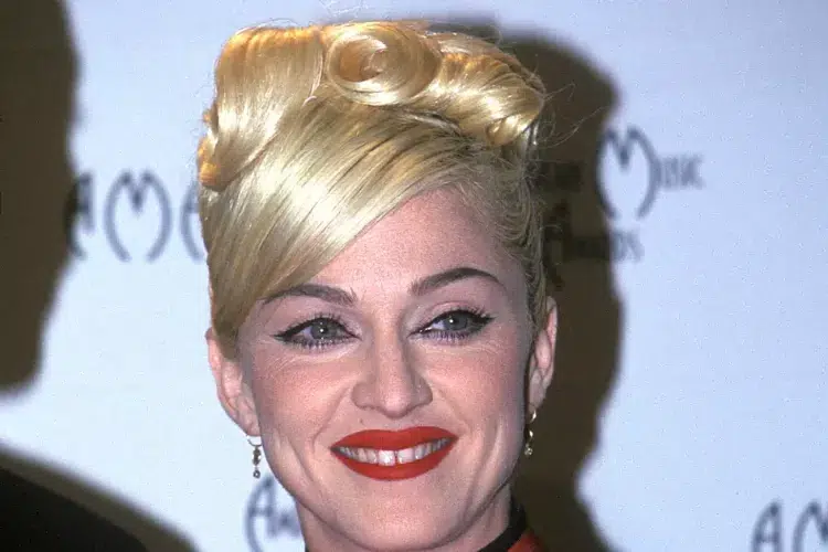 cheveux blonds et un chignon élégant coupe courte madonna nouvelle ultra tendance 2023 cheveux shag moderne effilee garconne blonde brune epoque