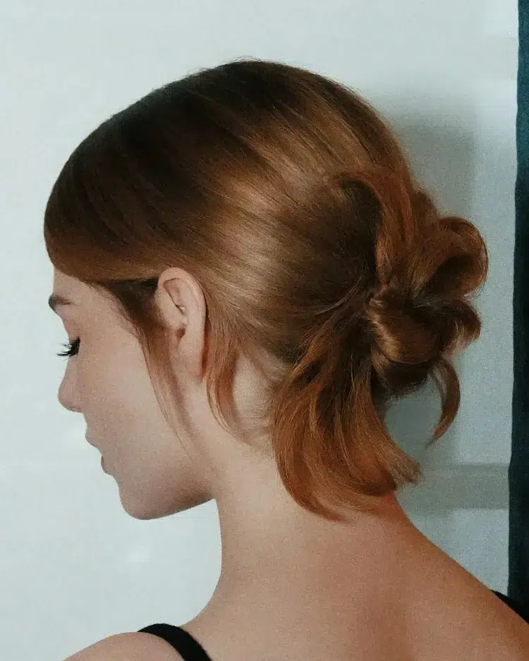 chignon sculptural tendance 2023 tuto video court haut boheme fleurs mariage bas tresse faire soi meme mode