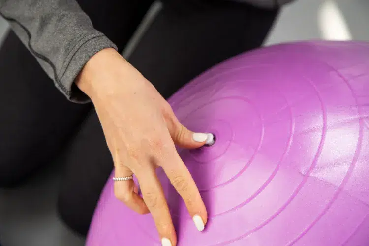 comment dégonfler le ballon de pilates se servir utilisation taille action exercices bureau sport gonfler asseoir