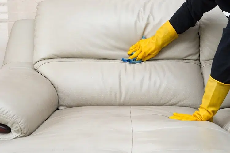 comment nettoyer un canapé en cuir blanc qui a jauni