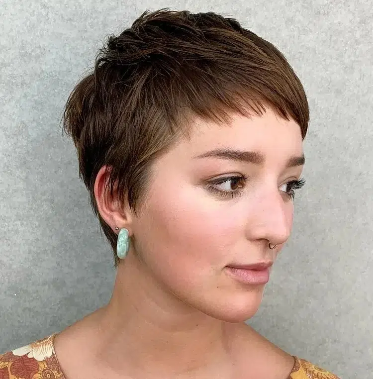 coupe courte avec frange femme 50 ans