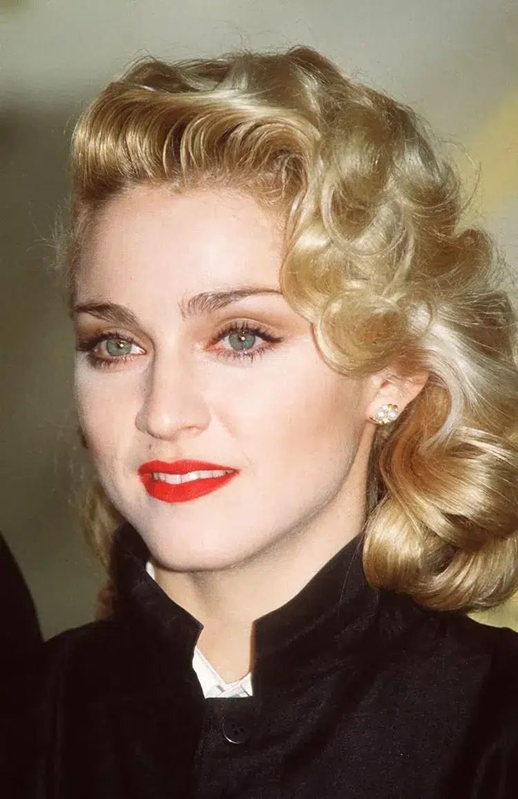 coupe courte madonna nouvelle ultra tendance 2023 cheveux shag moderne effilee garconne blonde brune epoque