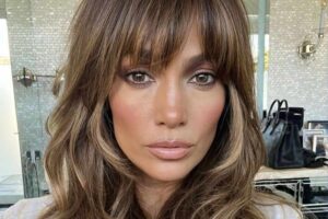 la nouvelle coiffure de jennifer lopez quelle coupe de cheveux femme 2023 rajeunissante nouveaute tendance frange rideau effilee longe anti age faire soi meme