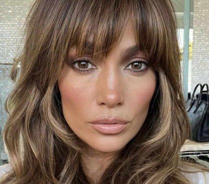 la nouvelle coiffure de jennifer lopez quelle coupe de cheveux femme 2023 rajeunissante nouveaute tendance frange rideau effilee longe anti age faire soi meme