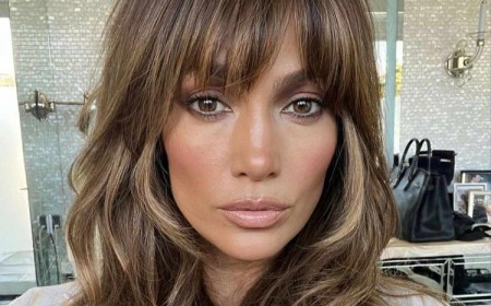 la nouvelle coiffure de jennifer lopez quelle coupe de cheveux femme 2023 rajeunissante nouveaute tendance frange rideau effilee longe anti age faire soi meme