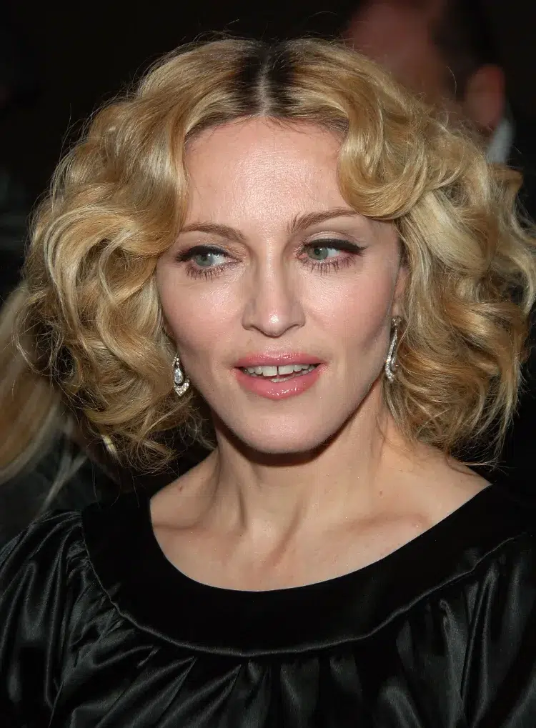 madonna blonde joli carré bouclé coupe courte madonna nouvelle ultra tendance 2023 cheveux shag moderne effilee garconne blonde brune