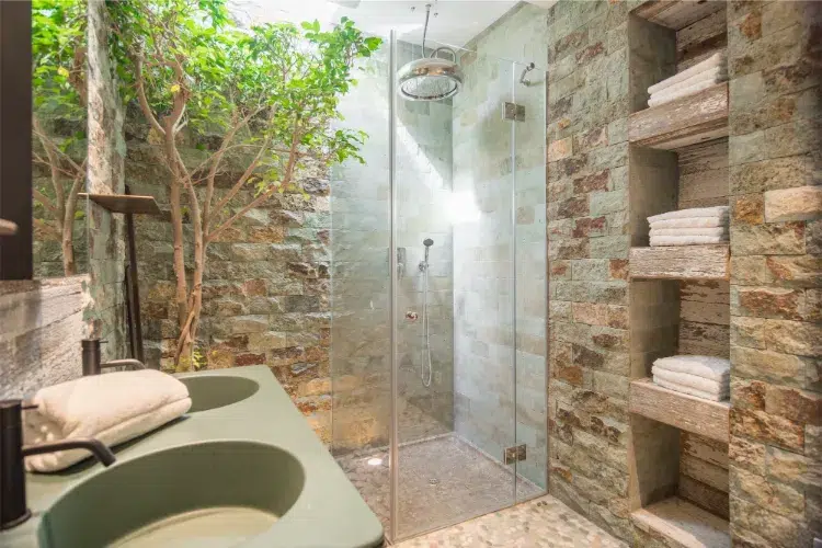 salle de bain plantes style ibiza 2023 le guide ultime interieur exterieur mediterranéen zen chaises coussins bois de pin lavabo pierre marbre chambre salle de bain idées inspirations