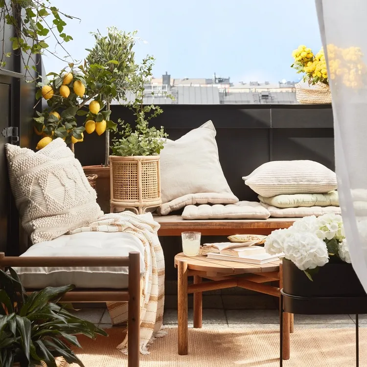 balcon de style bohème chic avec des meubles en bois et des citroniers en pot