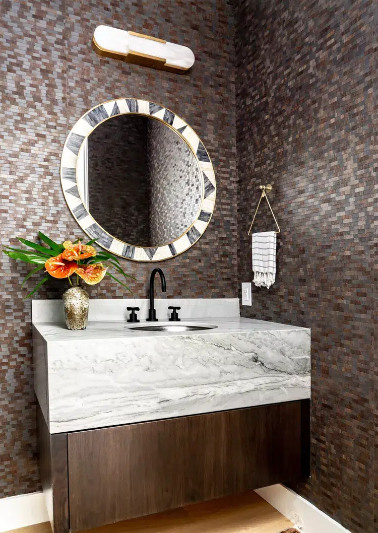 carrelage salle de bain art déco accents métalliques carreaux géométriques