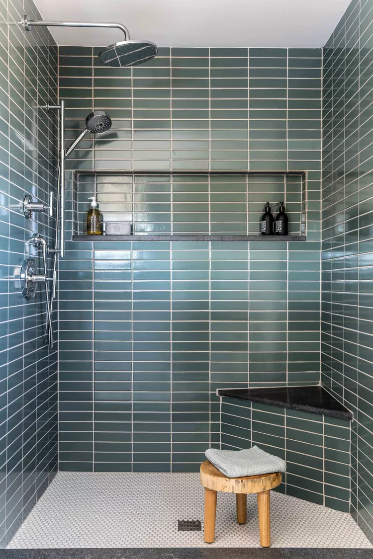 carrelage salle de bain art déco vert foncé tendance 2023 couleurs vives