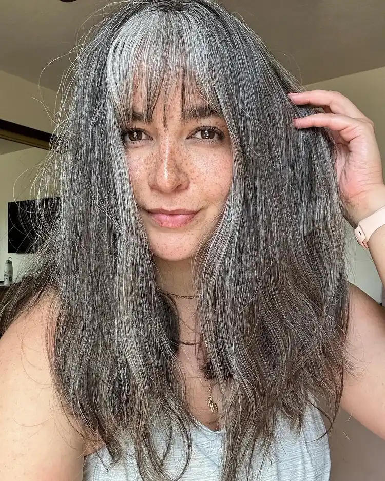 cheveux gris femme 50 ans