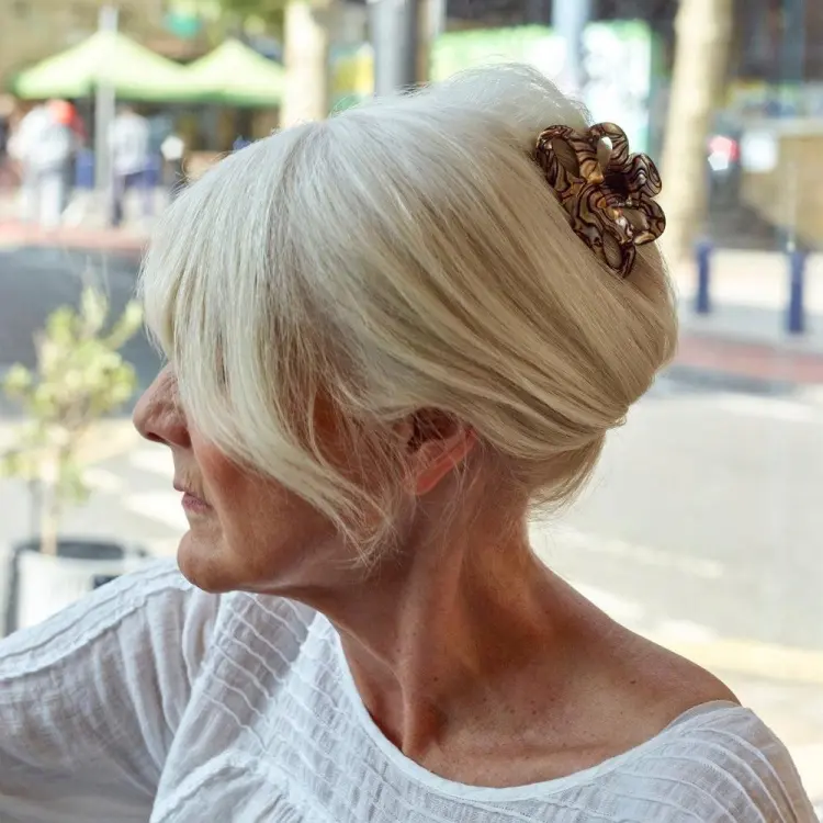 chignon femme 50 ans cheveux gris idée coiffure