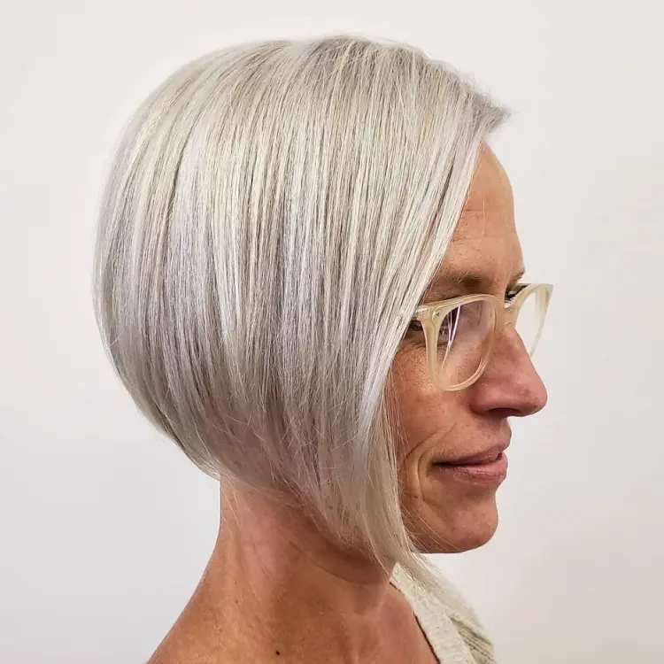 coiffure courte asymétrique cheveux gris femme 60 ans carré long