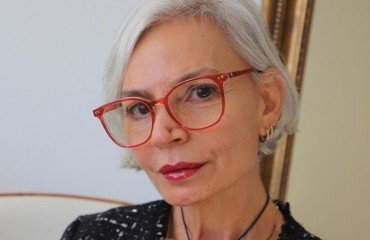 coiffure femme 60 ans avec lunettes