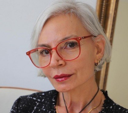 coiffure femme 60 ans avec lunettes
