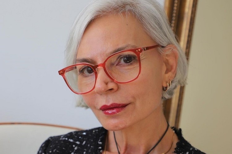 coiffure femme 60 ans avec lunettes