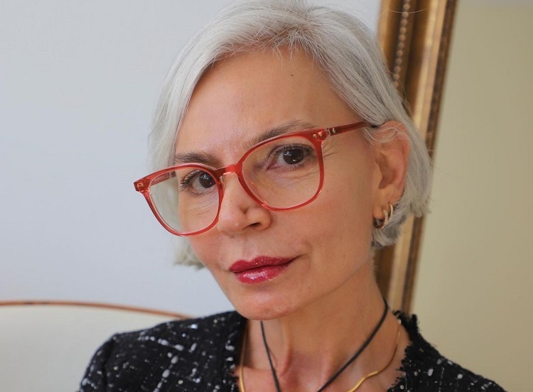 coiffure femme 60 ans avec lunettes