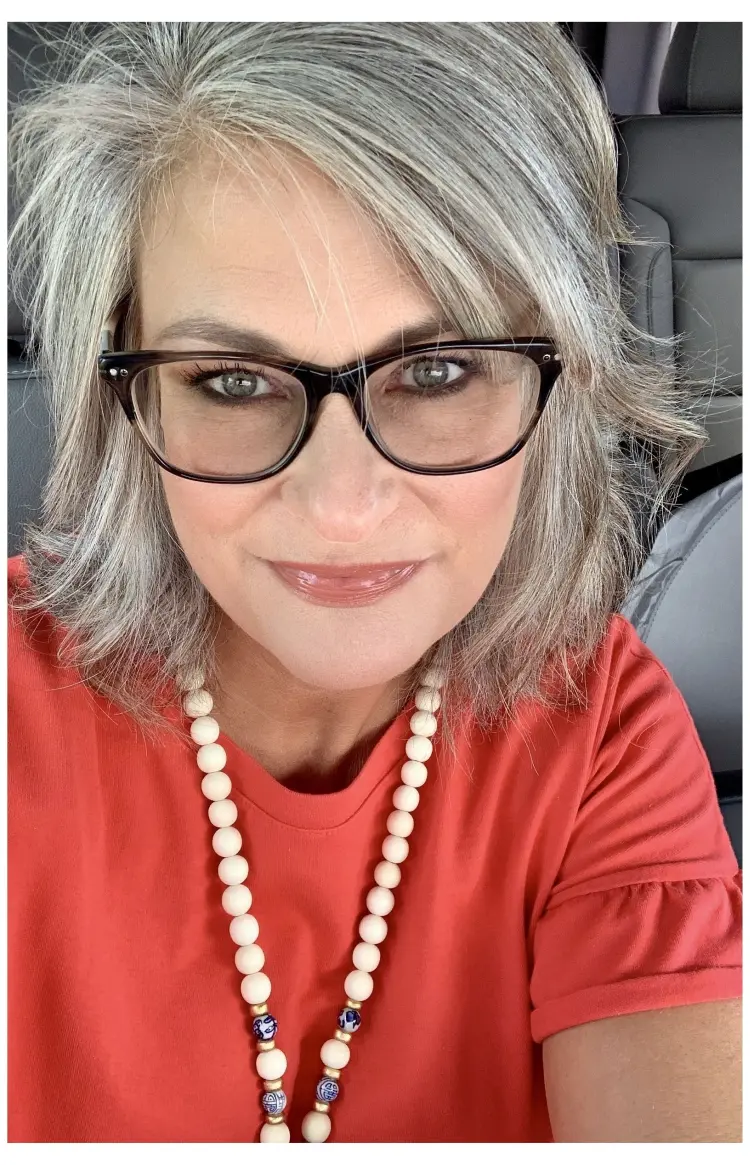 coiffure femme 60 ans cheveux blancs avec lunettes shaggy tendance 2023