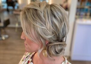 comment attacher ses cheveux courts après 50 ans femme 60 ans coiffures anti âge visage rond ovale lunettes