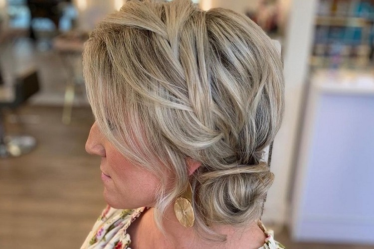 comment attacher ses cheveux courts après 50 ans femme 60 ans coiffures anti âge visage rond ovale lunettes