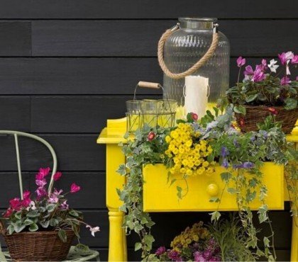 comment embellir son jardin sans argent avec de vieux meubles donner recyclerie customiser vue personnalisée